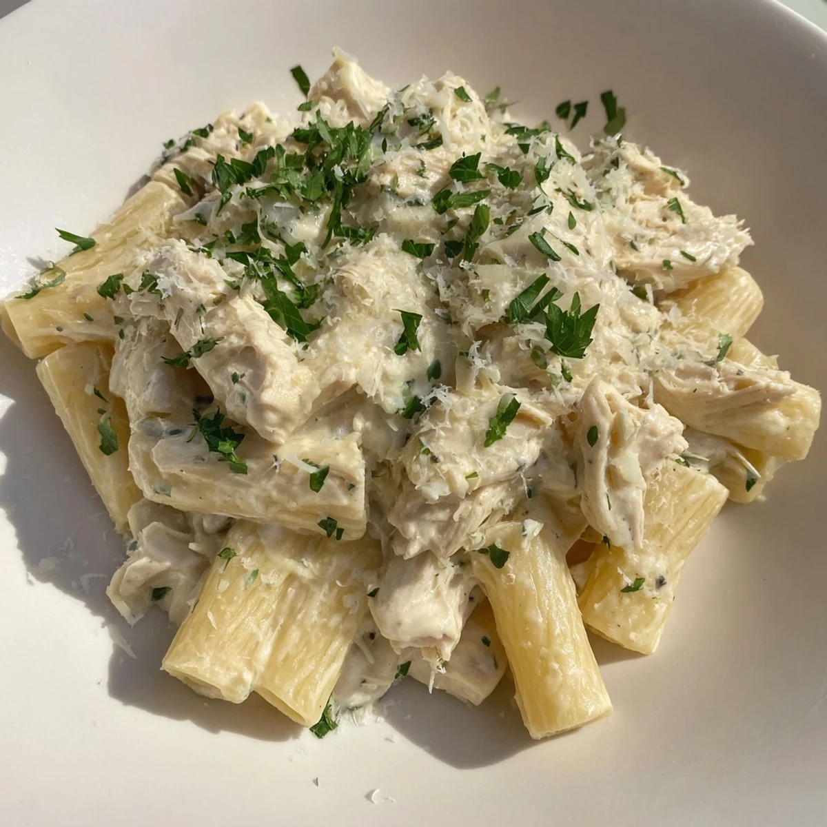 This Slow Cooker Chicken Alfredo Pasta Bake offers a comforting taste of Italian-American cuisine, perfect for a cozy dinner.